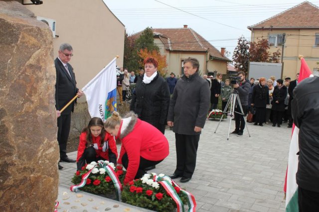 2016-1956-os megemlékezés, emlékmű átadása
